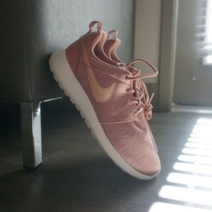 nike rose pink shoes